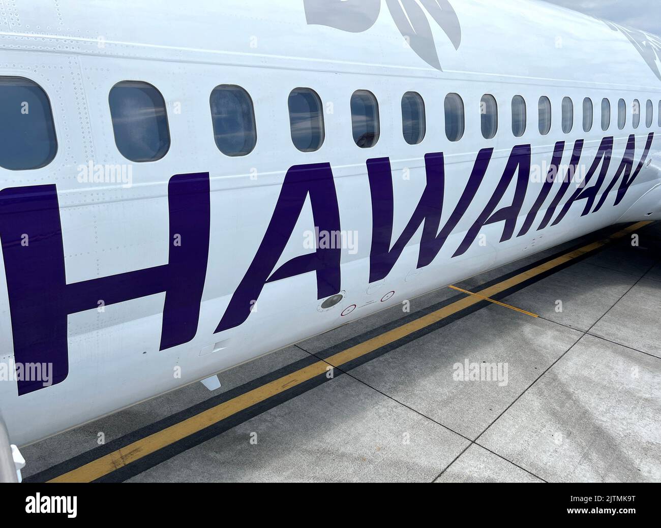 Logo Hawaiian Airlines sul lato di un aereo passeggeri Boeing 717 Foto Stock
