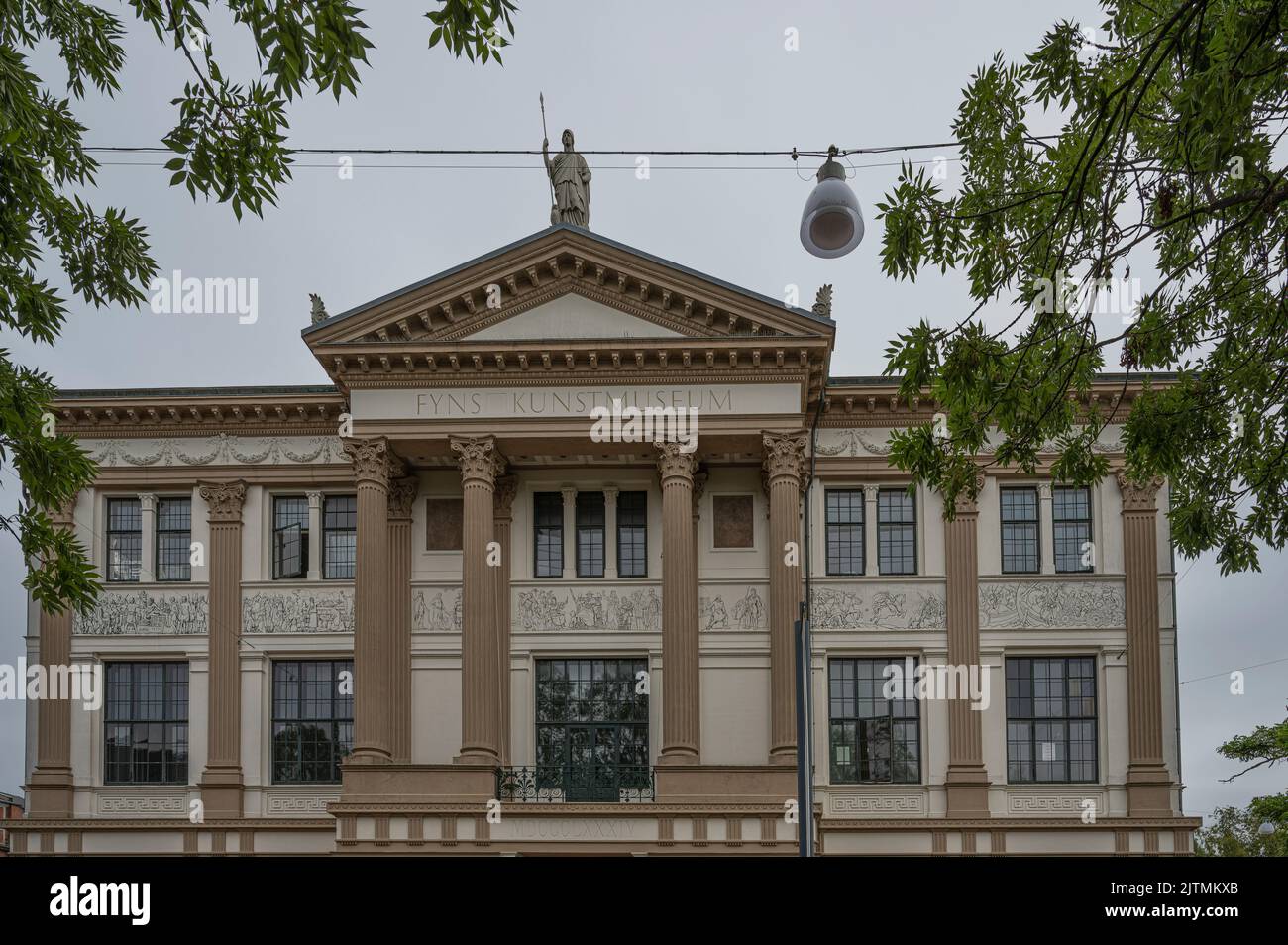 Museo d'Arte di Funen con fregio decorato in un edificio neoclassico del 1885, Odense, Danimarca, 28 agosto 2022 Foto Stock