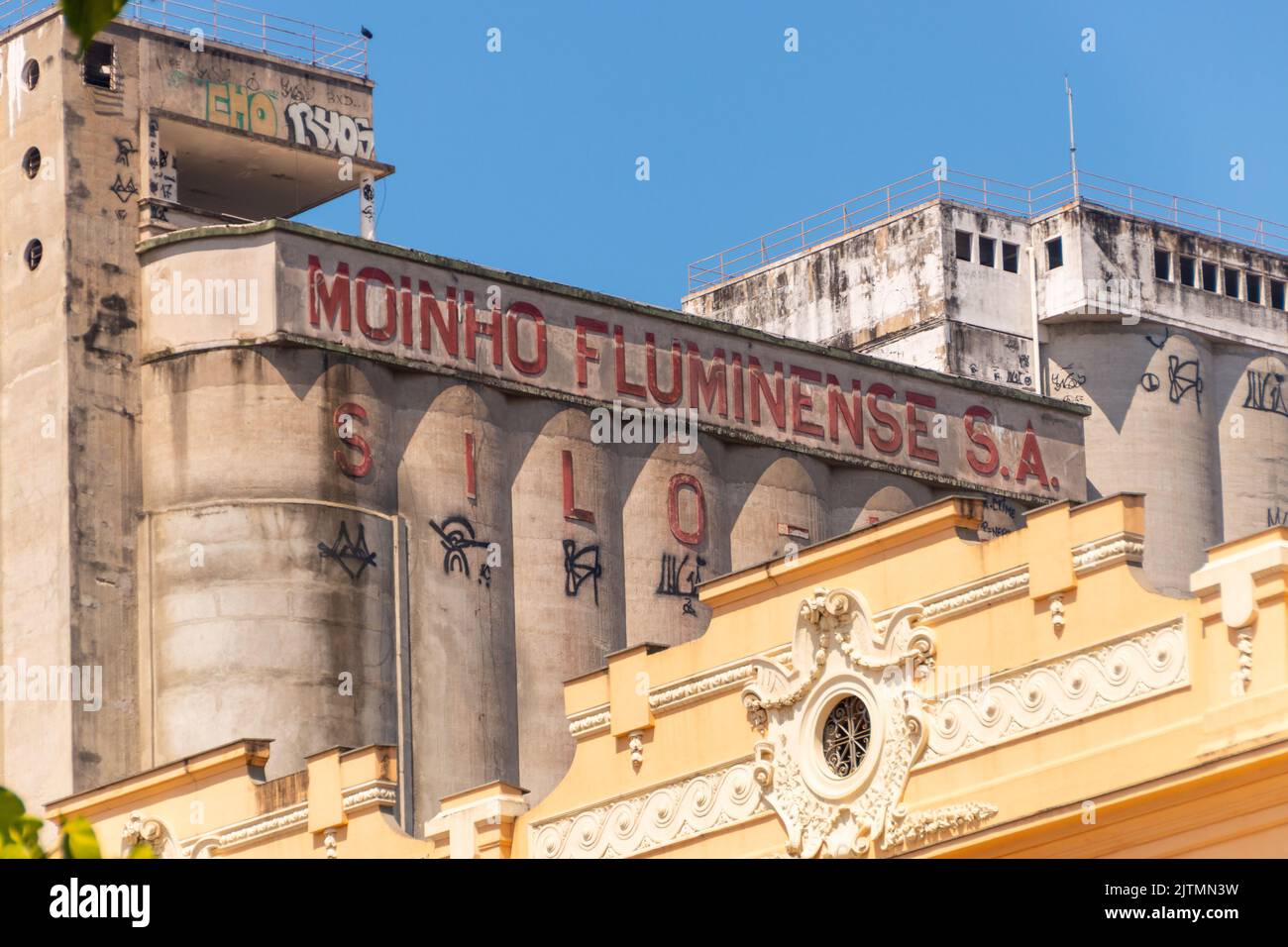 Facciata della costruzione del mulino Fluminense a Rio de Janeiro, Brasile - 6 settembre 2020: Facciata del vecchio edificio del mulino Fluminense nel Foto Stock