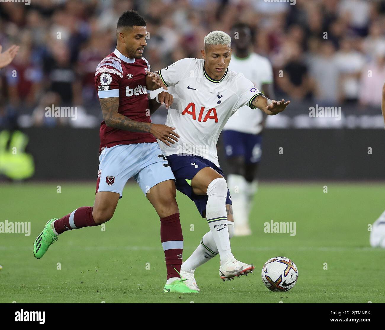 Londra, Inghilterra, 31st agosto 2022. Richarlison di Tottenham Hotspur ed Emerson Palmieri di West Ham United sfidano la palla durante la partita della Premier League al London Stadium, Londra. L'accreditamento dell'immagine dovrebbe leggere: Paul Terry / Sportimage Foto Stock