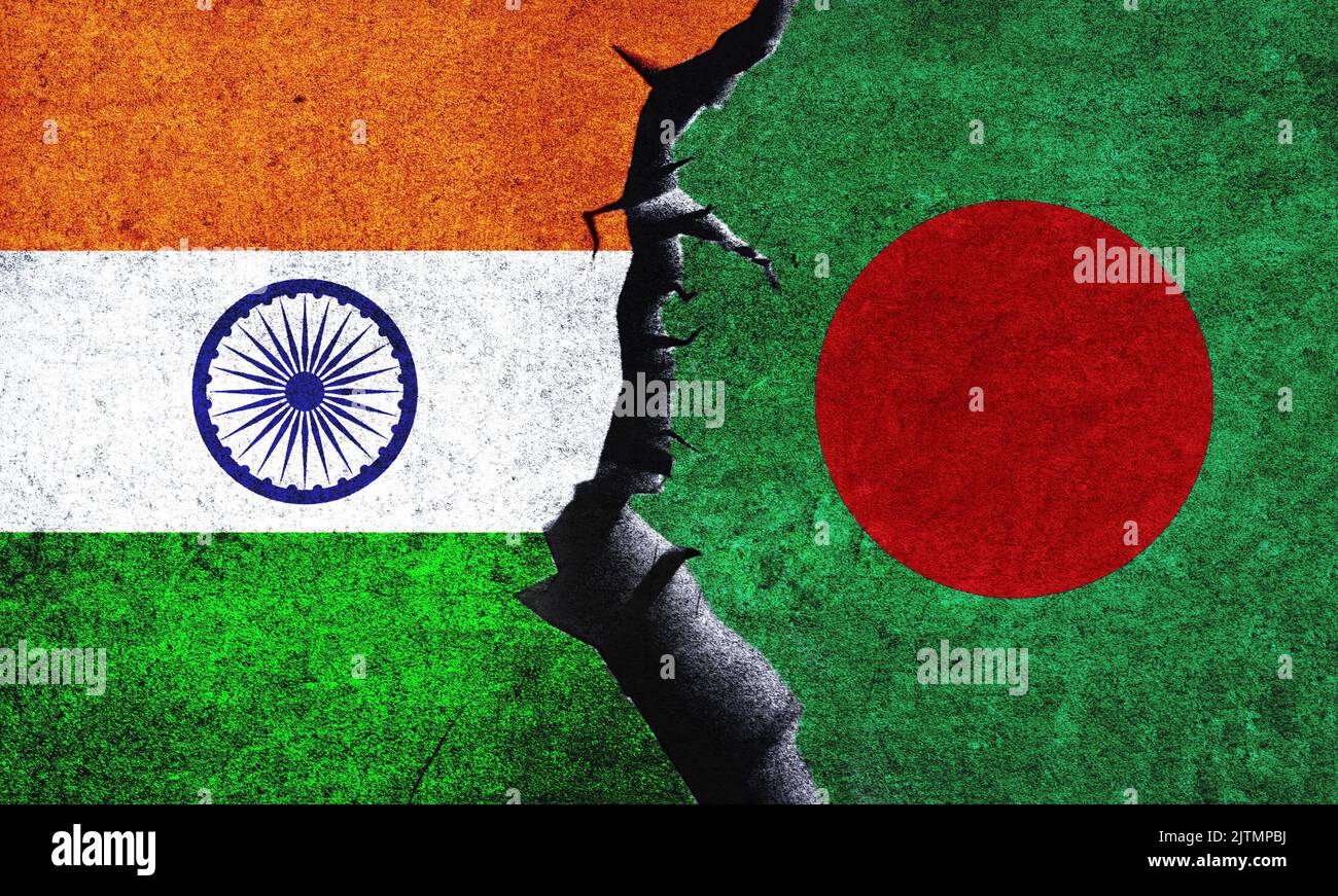 Bangladesh vs India bandiere su un muro con una spaccatura. India e Bangladesh. India e Bangladesh conflitti, relazioni, economia, concetto commerciale Foto Stock