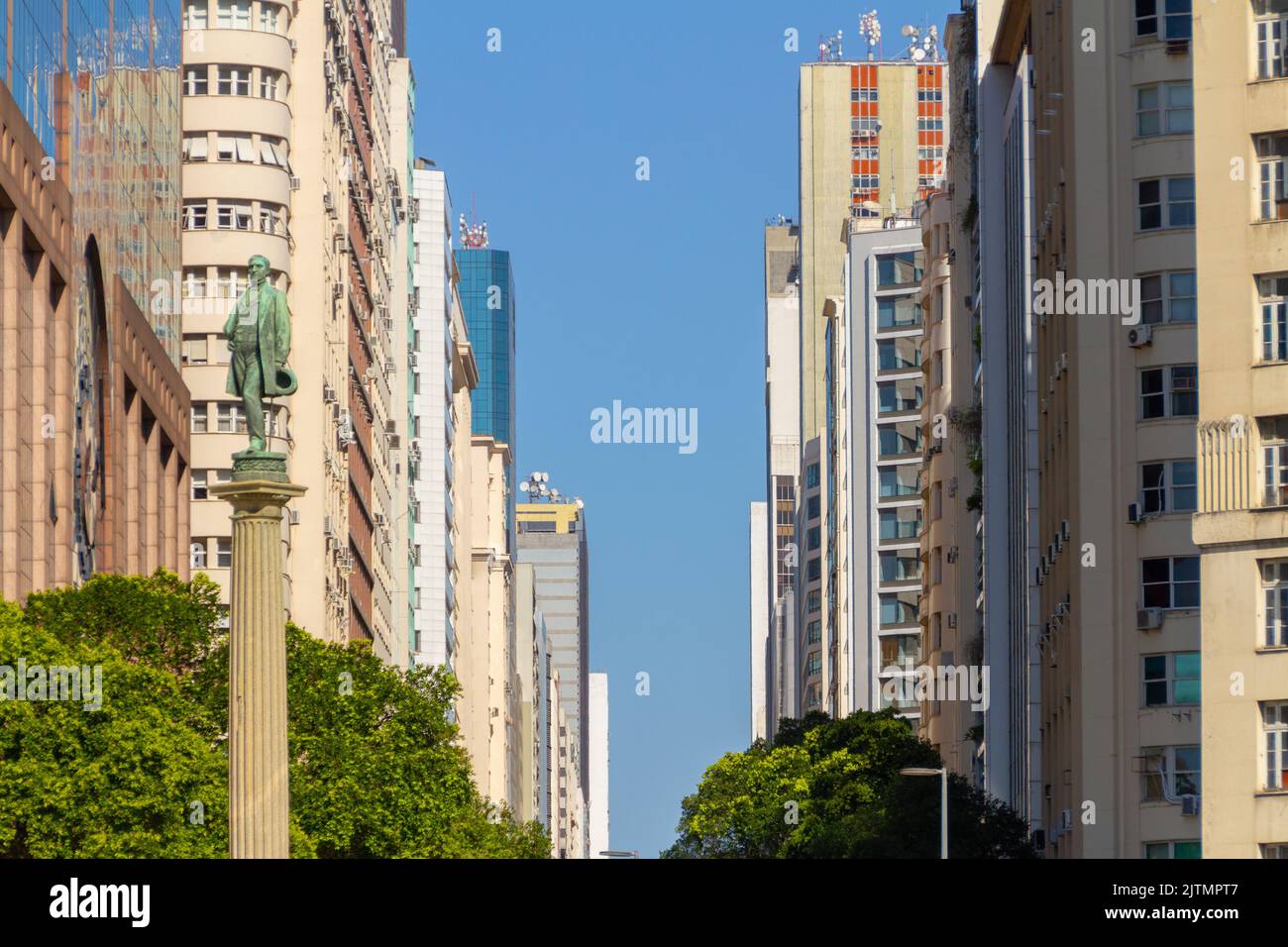 Edifici nel centro di Rio de Janeiro, Brasile - 8 agosto 2020: Edifici nel centro di Rio de Janeiro, in Avenida Rio Branco a Rio de Janeiro. Foto Stock