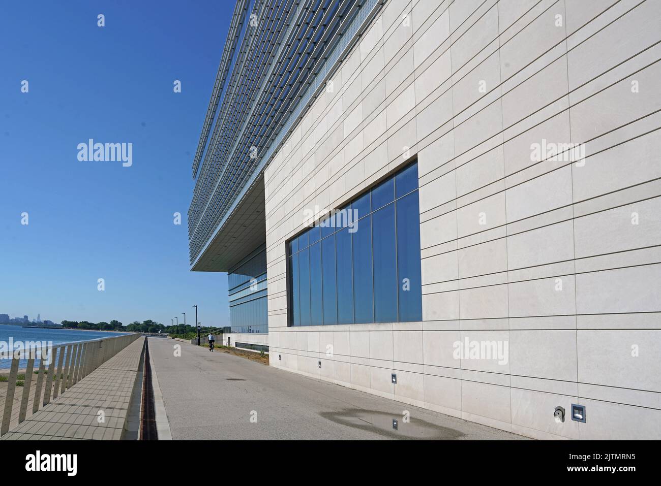 Evanston, il, USA - Agosto 2022: Vista del campus della Northwestern University, con un edificio moderno e il sentiero sul lungolago accanto ad esso. Foto Stock