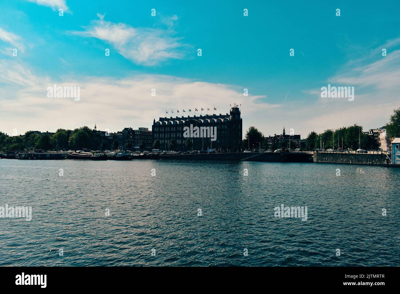 Edificio sull'acqua, Amsterdam Estate 2022 Foto Stock