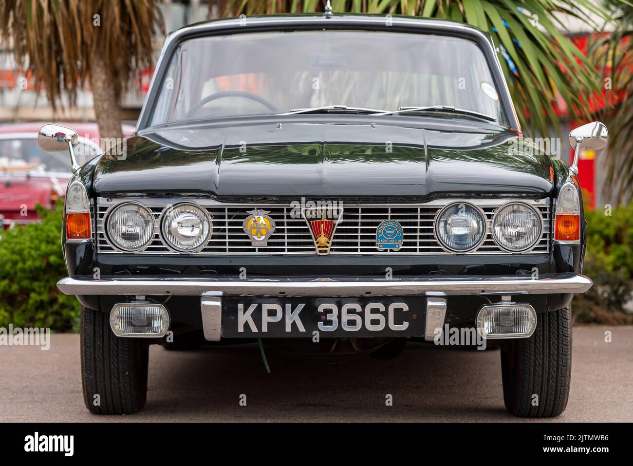 1965 Rover P6, Rover 2000 berlina in mostra su Marine Parade, Southend on Sea, Essex, Regno Unito. Griglia frontale con badge AA vintage. Logo Rover Foto Stock