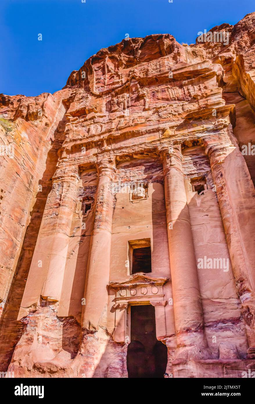 Rock Royal Tomba mattina Petra Giordania costruito da Nabataens nel 200 AC al 400 DC. Le pareti della tomba sono gialle al mattino diventano rosse nelle ombre del pomeriggio Foto Stock