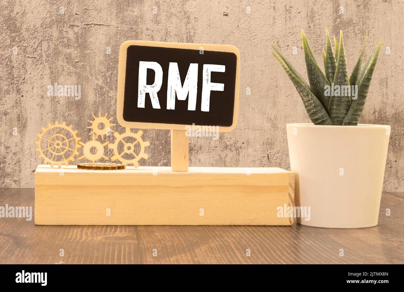 Mano dell'uomo d'affari con la penna che punta al segno RMF sulla carta Foto Stock