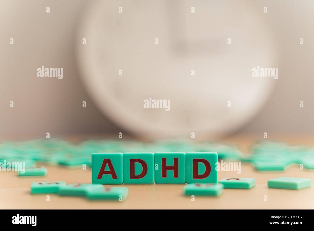 La parola ADHD. Piccoli cubi colorati con lettere su di essi. Disturbo da deficit di attenzione e iperattività. Salute mentale. Foto di alta qualità Foto Stock