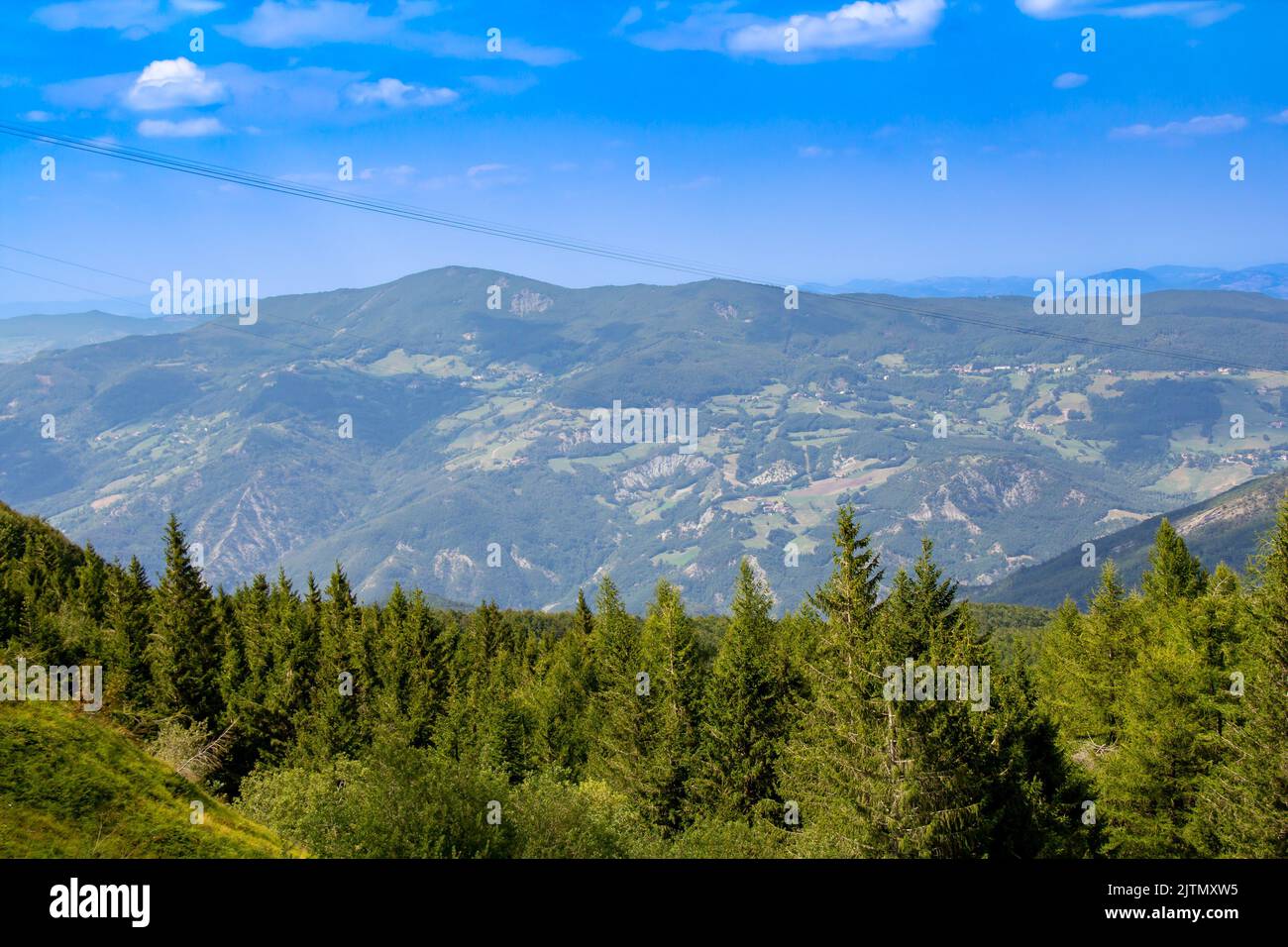 Bella vista panoramica in estate sul Monte Cimone nei pressi del Lago di Ninfa. Paesaggio dell'Appennino Tosco-Emiliano di Sestola, provincia di Modena, Italia Foto Stock