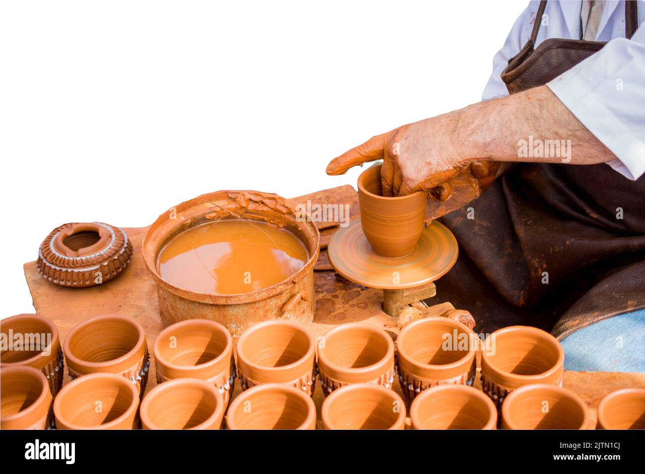 Fare ceramica pot. Vasellame workshop fuori. Maestro che lavora sulla ruota in ceramica. Foto Stock