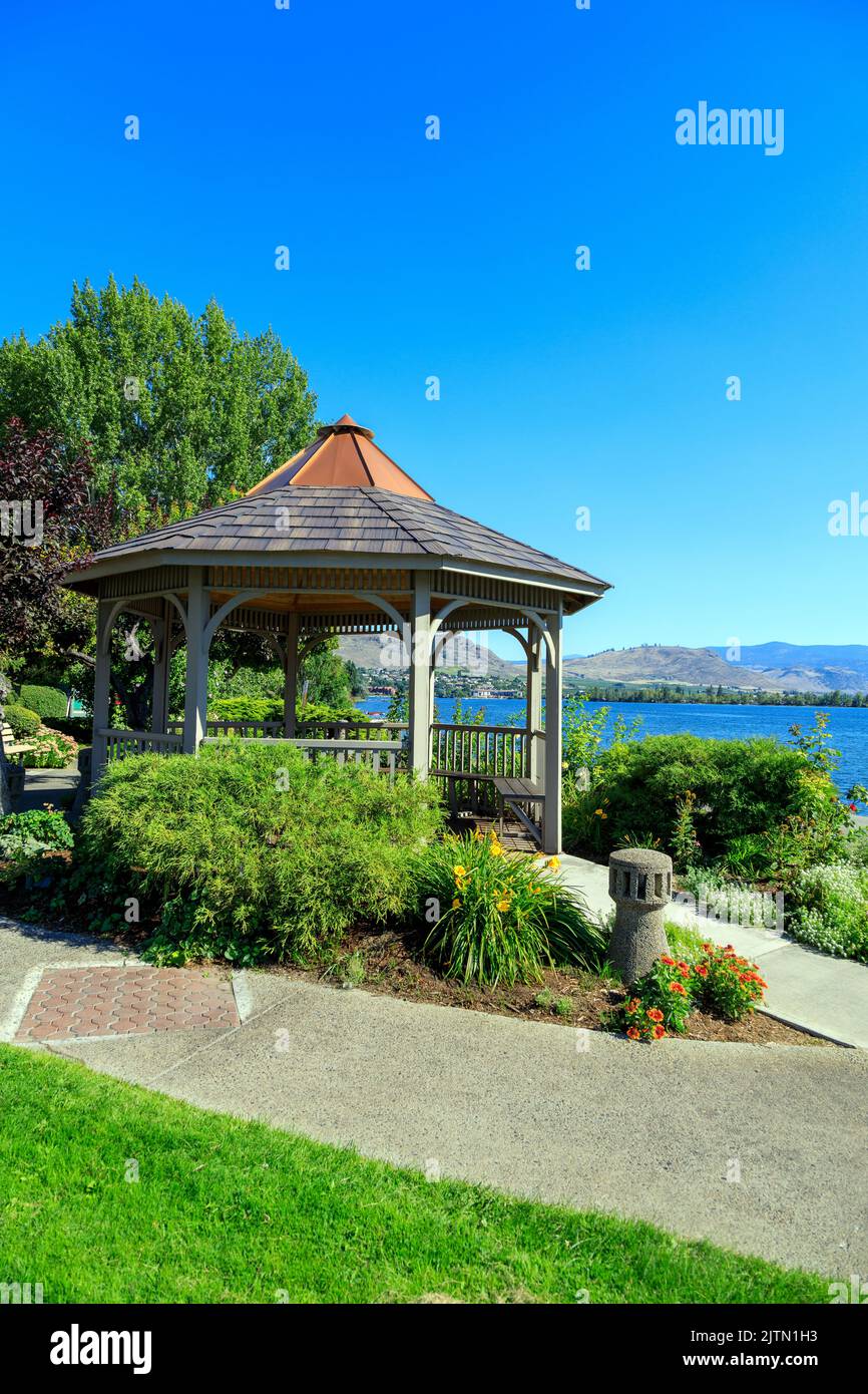 Gazebo in legno sul lago di Osoyoos Lake situato nella piccola città di Osoyoss nella Okanagan Valley, British Columbia, Canada. Foto Stock