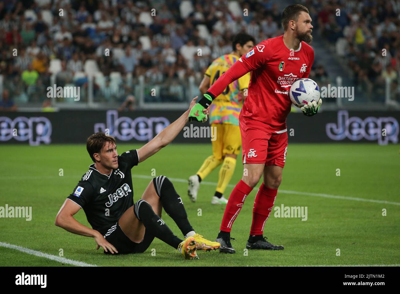 Torino, 31st agosto 2022. Bartlomiej Dragowski di Spezia Calcio aiuta l'ex compagno di squadra dell'ACF Fiorentina Dusan Vlahovic di Juventus a tornare in piedi durante la serie A allo Stadio Allianz di Torino. L'immagine di credito dovrebbe essere: Jonathan Moskrop / Sportimage Foto Stock