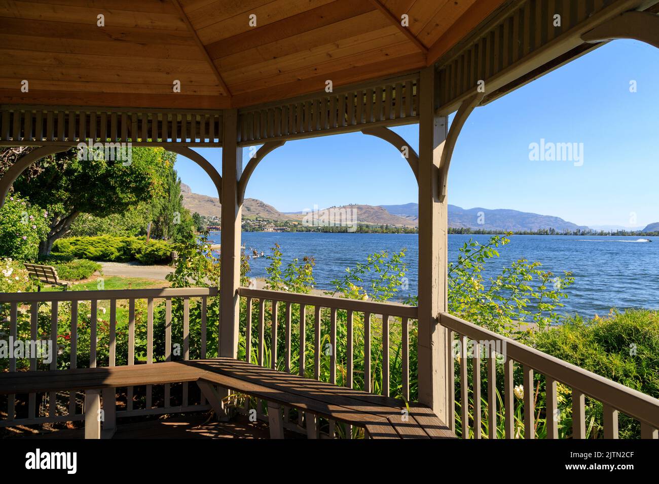 Gazebo in legno sul lago di Osoyoos Lake situato nella piccola città di Osoyoss nella Okanagan Valley, British Columbia, Canada. Foto Stock