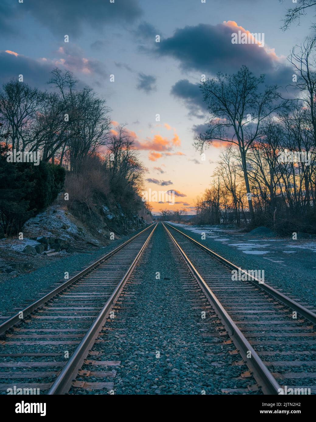 Binari ferroviari al tramonto in un giorno d'inverno, Germantown, New York Foto Stock