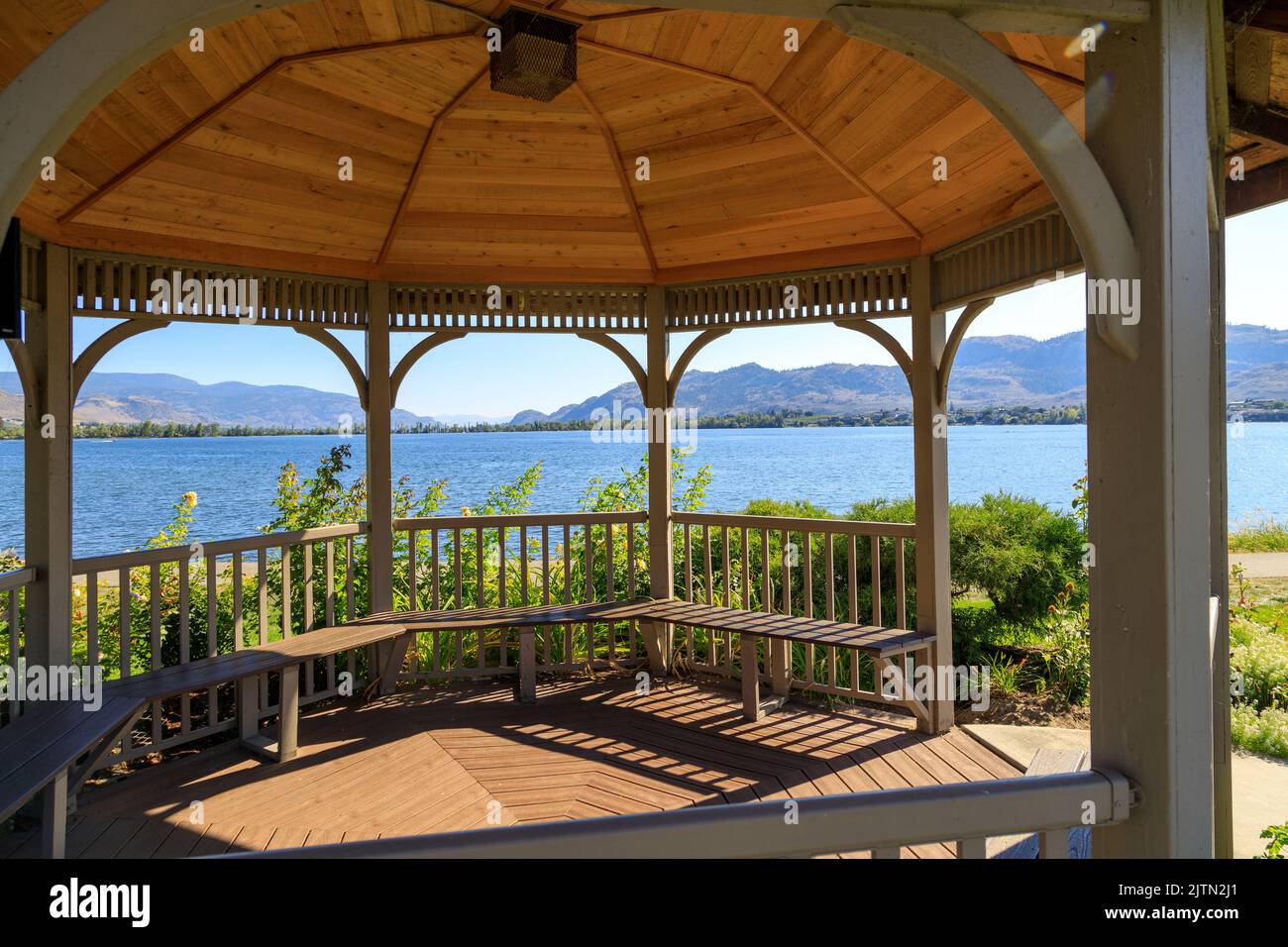 Gazebo in legno sul lago di Osoyoos Lake situato nella piccola città di Osoyoss nella Okanagan Valley, British Columbia, Canada. Foto Stock