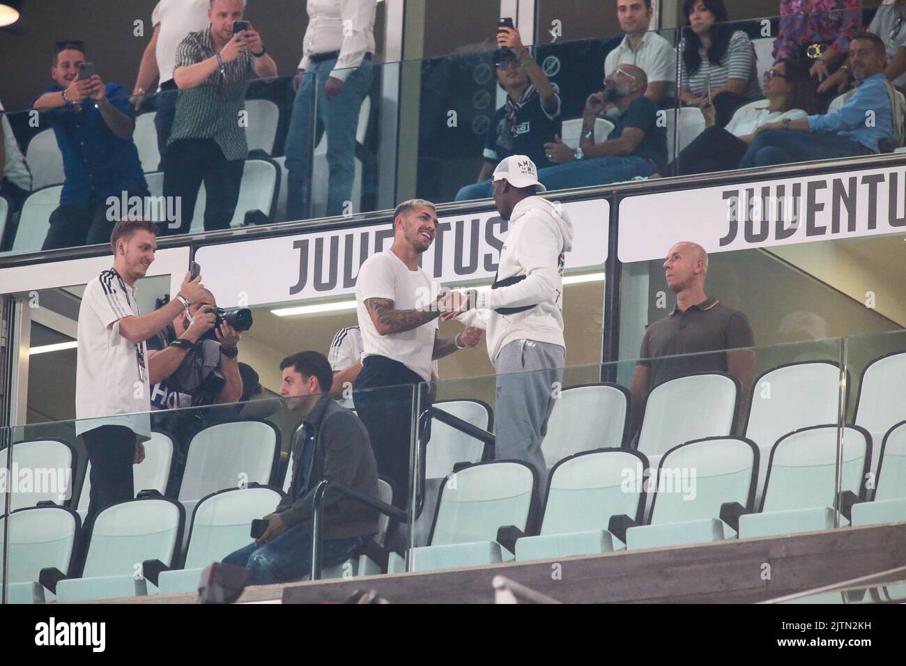 Torino, Italia. 31 agosto 2022 Leonardo Paredes della Juventus FC e Paul Pamba della Juventus FC durante la Serie a italiana, partita di calcio tra Juventus FC e Spezia Calcio il 31 agosto 2022 allo stadio Allianz di Torino. Foto Nderim Kaceli Foto Stock