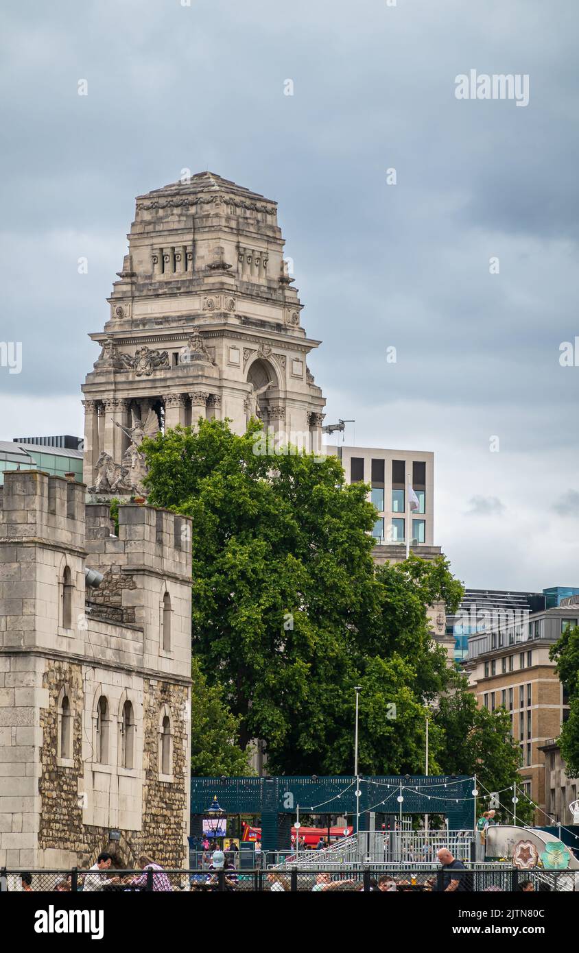 Londra, Inghilterra, Regno Unito - 6 luglio 2022: Dal Tamigi. Il monumento a Tower Hill in pietra beige si trova nei Trinity Square Gardens. Quay e la Torre Centrale da qui Foto Stock