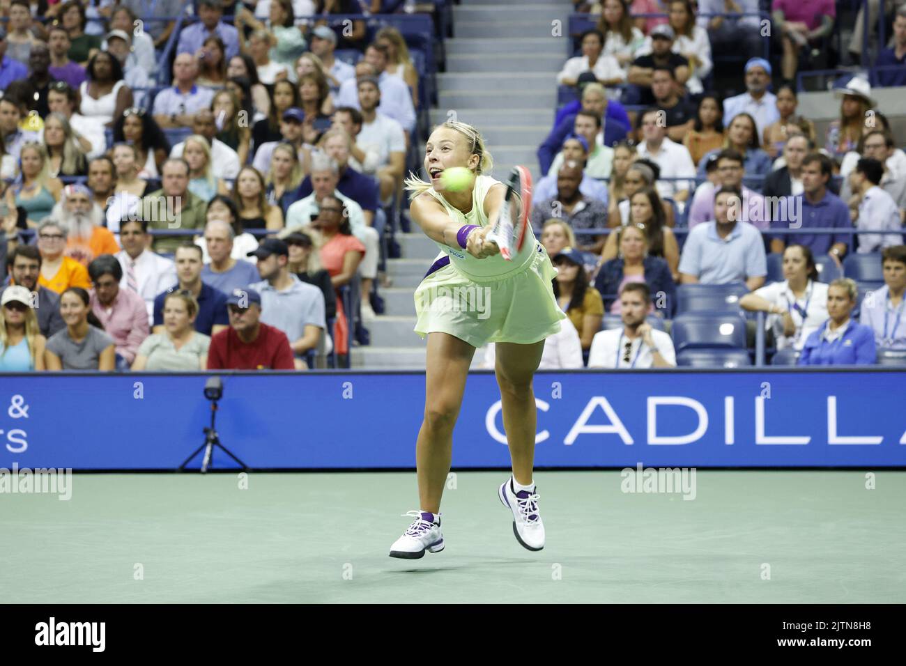 Flushing Meadow, United ha dichiarato. 31st ago, 2022. Anett Kontaveit di Estonia restituisce una palla a Serena Williams. Durante la sua seconda partita dei campionati US Open di tennis del 2022 nell'Arthur Ashe Stadium presso l'USTA Billie Jean King National Tennis Center di New York, mercoledì 31 agosto 2022. Foto di John Angelillo/UPI Credit: UPI/Alamy Live News Foto Stock