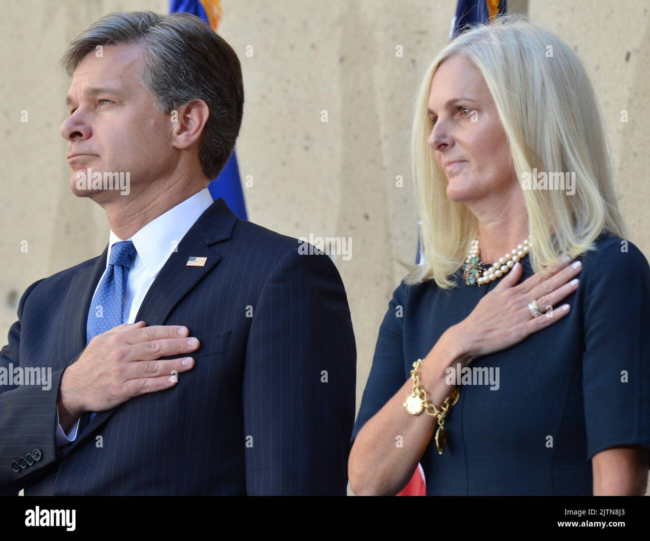 Direttore cerimonia di installazione di Wray il direttore Christopher Wray e sua moglie, Helen Wray, si sono levati in piedi durante la promessa di Allegiance come parte della sua cerimonia di installazione presso la sede centrale dell'FBI il 28 settembre 2017. Wray, ex avvocato e assistente legale generale del Dipartimento di Giustizia, è stato giurato formalmente il 2 agosto 2017 in una cerimonia privata. Foto Stock