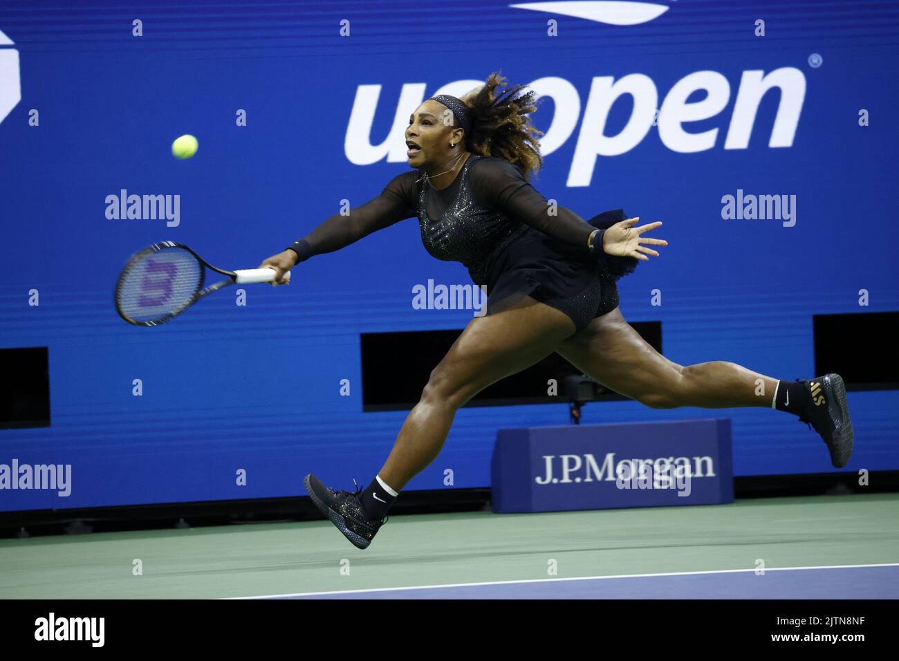 Flushing Meadow, United ha dichiarato. 31st ago, 2022. Serena Williams restituisce una palla ad Anett Kontaveit di Estonia durante la sua seconda partita dei campionati US Open di tennis del 2022 nell'Arthur Ashe Stadium presso l'USTA Billie Jean King National Tennis Center di New York, mercoledì 31 agosto 2022. Foto di John Angelillo/UPI Credit: UPI/Alamy Live News Foto Stock