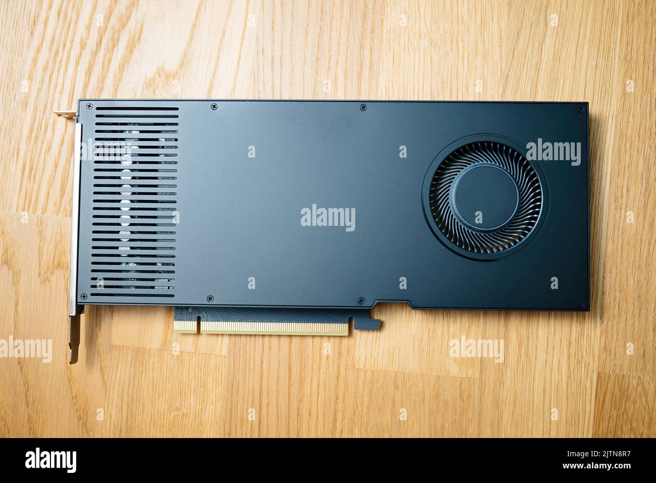 Londra, Regno Unito - 5 agosto 2022: Direttamente sopra la vista di Nvidia RTX A4000 Ampere workstation scheda video professionale GPU per CAD CGI Scientific machine learning - la più potente GPU single-slot per i professionisti Foto Stock