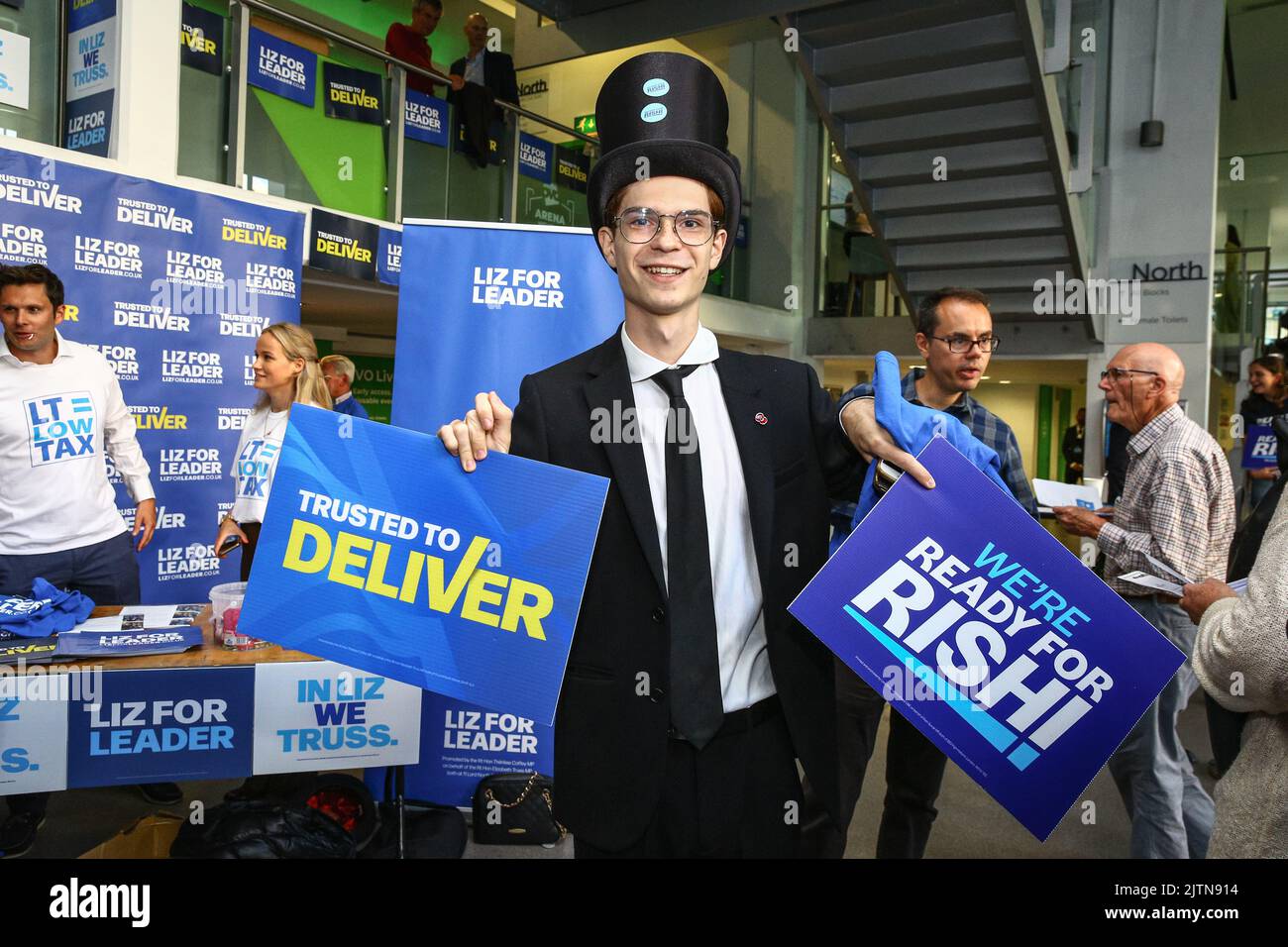 Londra, Regno Unito. 31st ago, 2022. Un giovane membro di partito in quello che sembra essere un vestito simile a Jacob Rees-Mogg. Le ultime marchette nella gara di leadership del Partito conservatore, tenutasi a Wembley Arena, vedono Liz Truss e Rishi Sunak competere per guidare il partito e diventare il prossimo primo ministro. Credit: Imageplotter/Alamy Live News Foto Stock