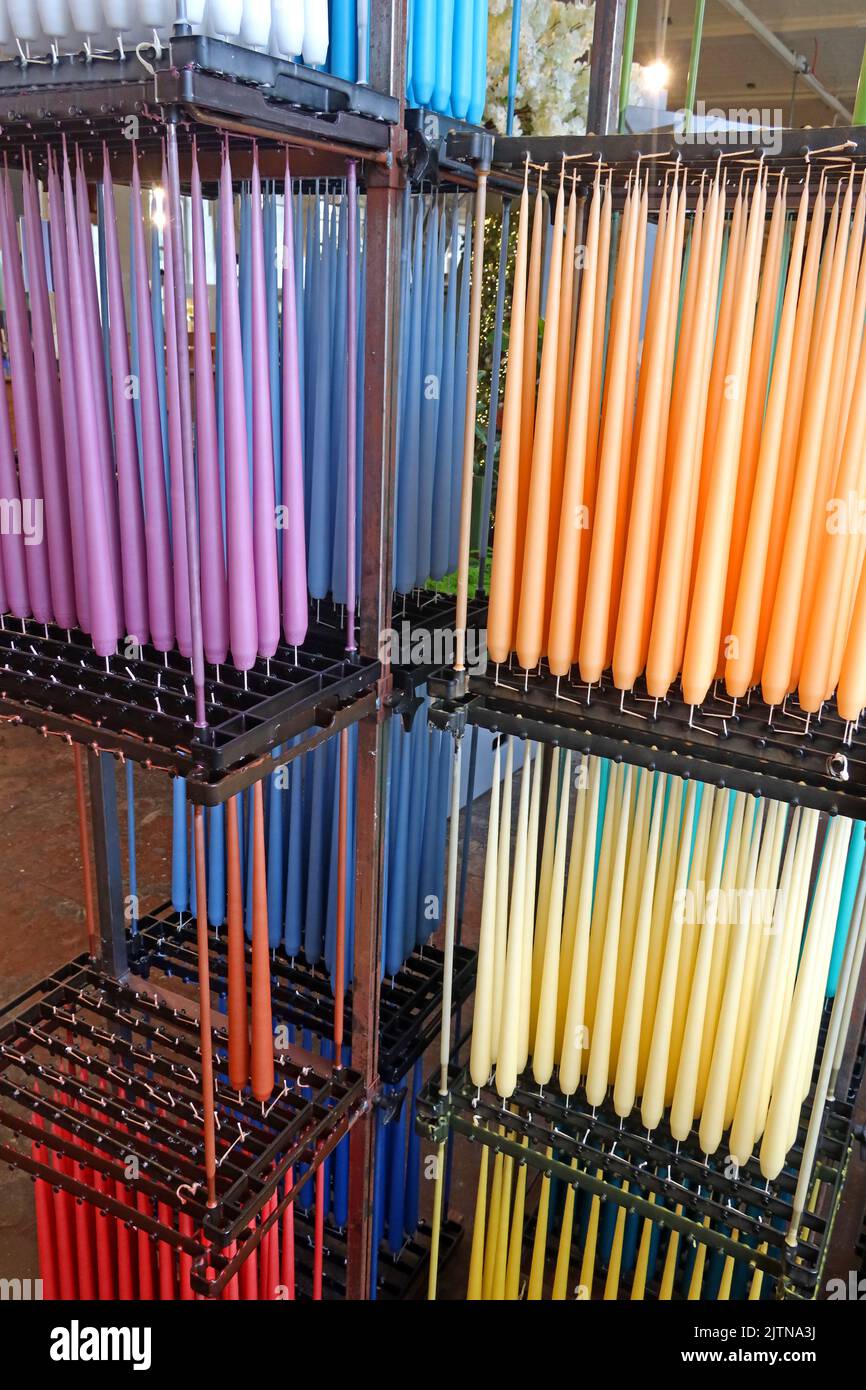 Candele di stoppino intubate a mano, fatte di cera naturale Foto Stock