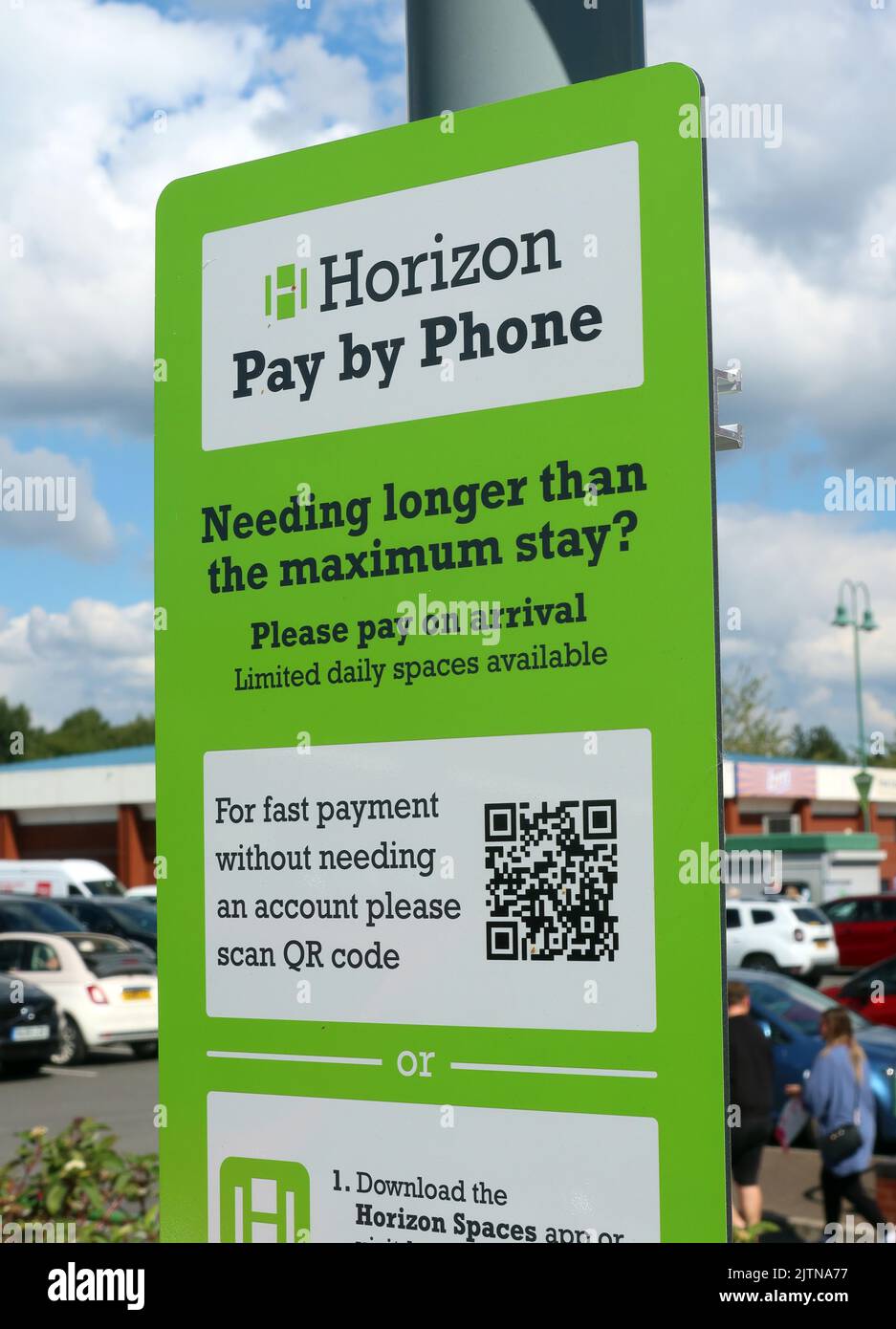 Cartelli per il parcheggio, tariffe da PayByPhoone e ParkingEye, al Cockhedge Shopping & Retail Park presso Warrington Town Centre, Cheshire, UK, WA1 Foto Stock