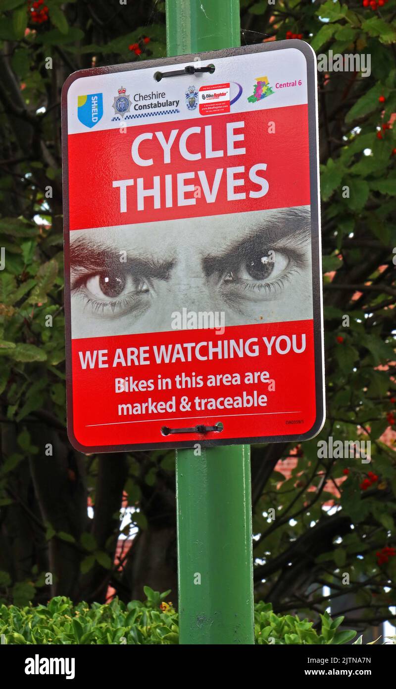 Cycle Thieves - vi stiamo guardando segno, Warrington centro città, iniziativa con Cheshire Constabulary, Inghilterra, UK, WA1 Foto Stock