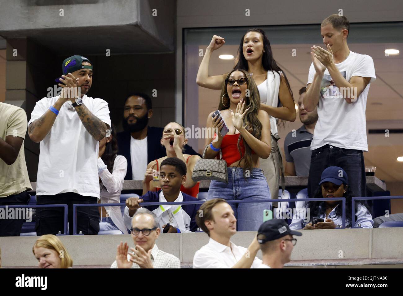 Flushing Meadow, United ha dichiarato. 31st ago, 2022. Gigi e Bella Hadid reagiscono quando Serena Williams vince il primo set della sua seconda partita dei campionati US Open Tennis 2022 contro Anett Kontaveit di Estonia nello stadio Arthur Ashe presso l'USTA Billie Jean King National Tennis Center di New York, mercoledì 31 agosto 2022. Foto di John Angelillo/UPI Credit: UPI/Alamy Live News Foto Stock