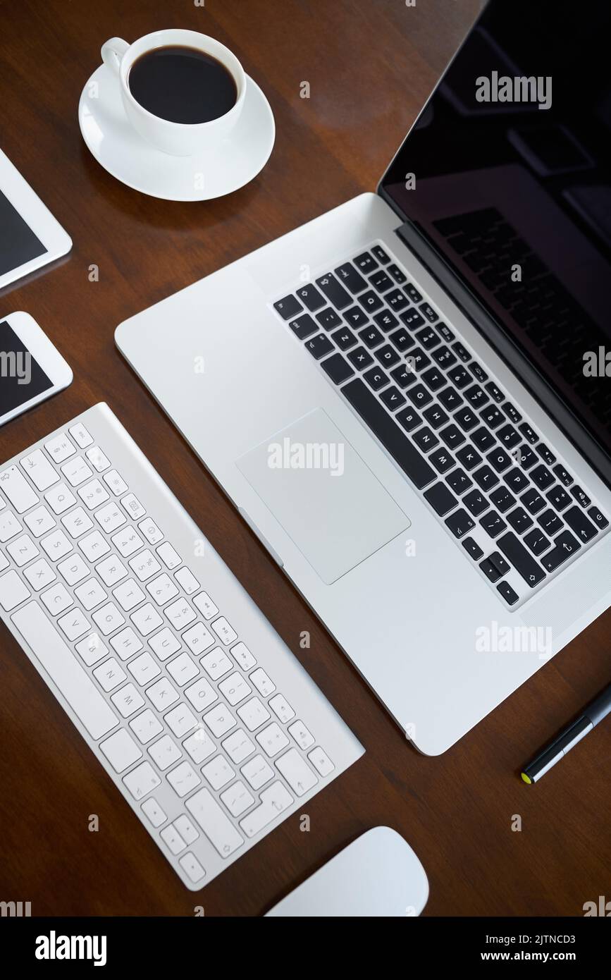 I moderni accessori per l'ufficio. Ripresa ad angolo elevato di vari dispositivi digitali su un tavolo. Foto Stock I moderni accessori per l'ufficio. Ripresa ad angolo elevato di vari dispositivi digitali su un tavolo. Foto Stock