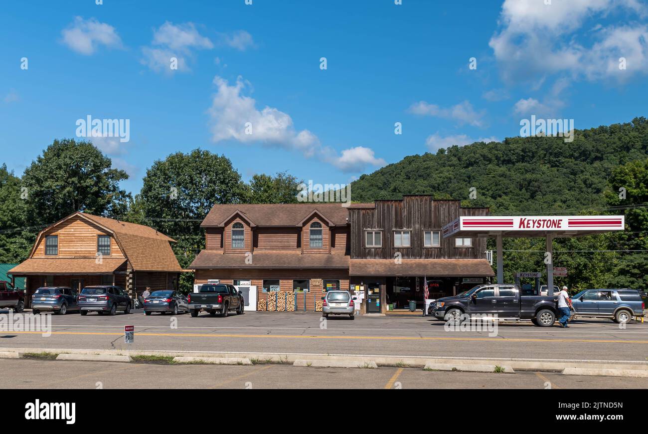 Il distributore di benzina Trading Post e il negozio sulla state Route 62 a Tidioute, Pennsylvania, Stati Uniti Foto Stock