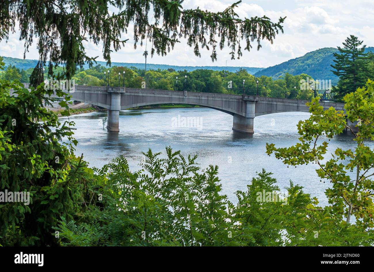 Il ponte Hickory che attraversa il fiume Allegheny, visto dalla Pennsylvania Avenue West a Warren, Pennsylvania, USA, in una giornata estiva di sole Foto Stock