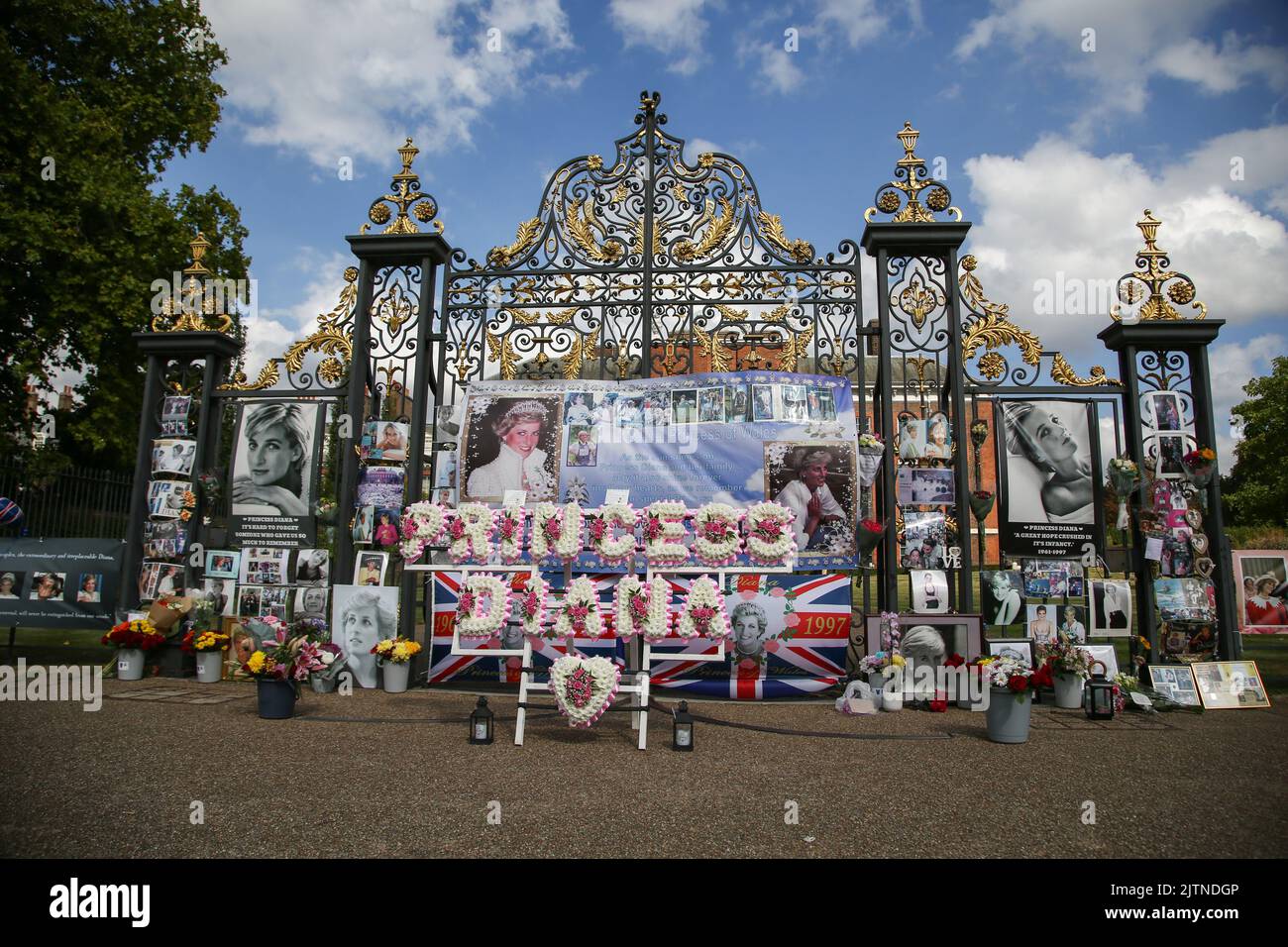 Londra, Regno Unito. 31st ago, 2022. Tributi alle porte di Kensington Palace a Londra in occasione del 25th° anniversario di morte di Diana, Principessa del Galles, che morì all'ospedale Pitie-Salpetriere nelle prime ore del 31 agosto 1997 a seguito di un incidente d'auto fatale nel tunnel Pont de l'Alma. Credit: SOPA Images Limited/Alamy Live News Foto Stock