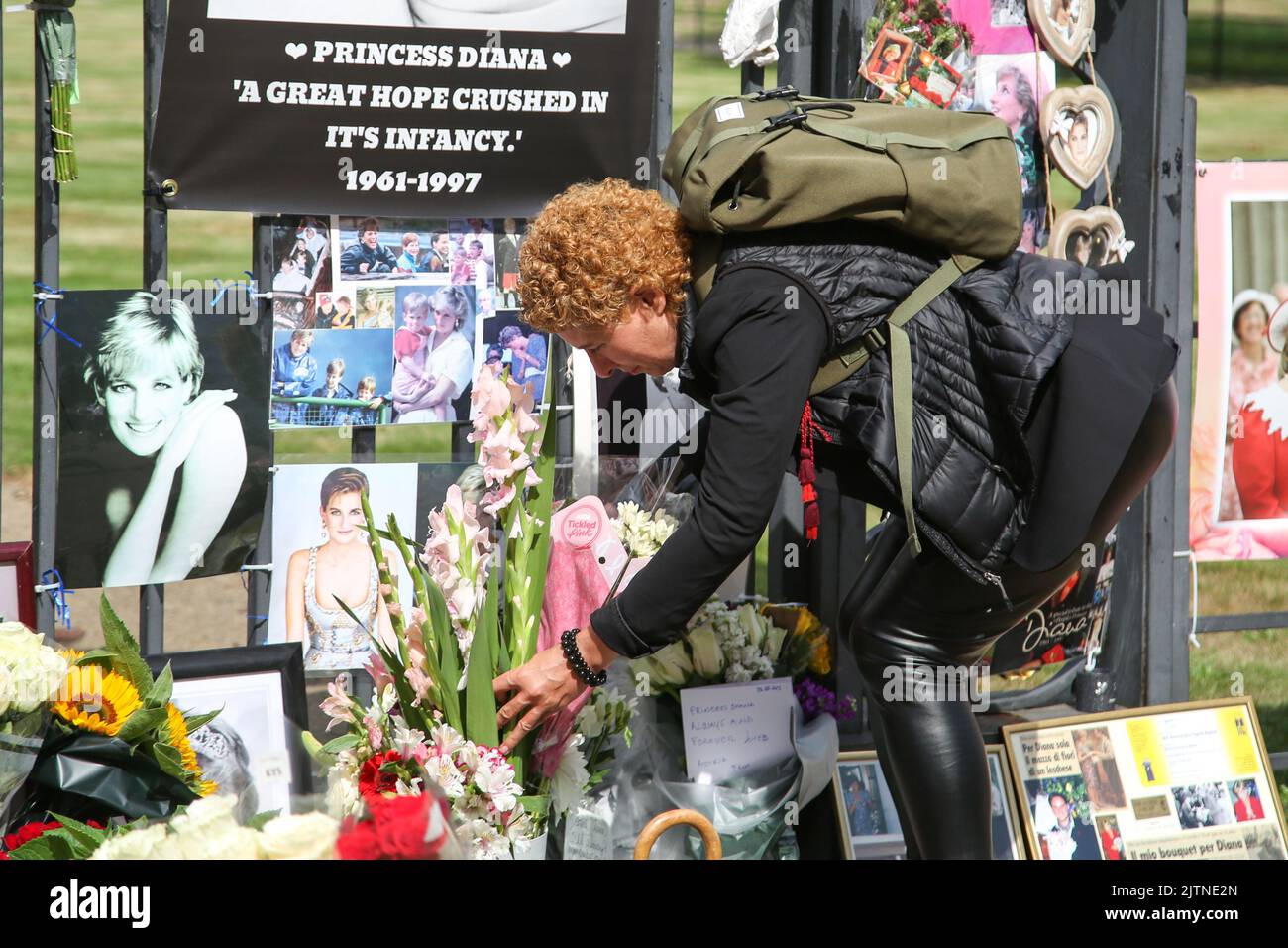 Londra, Regno Unito. 31st ago, 2022. Un'astuciola giace fiori fuori Kensington Palace, a Londra, nel 25th° anniversario della morte di Diana, Principessa di Galles, morta all'ospedale Pitie-Salpetriere di Parigi nelle prime ore del 31 agosto 1997 a seguito di un incidente d'auto fatale nel tunnel Pont de l'Alma. (Foto di Steve Taylor/SOPA Images/Sipa USA) Credit: Sipa USA/Alamy Live News Foto Stock