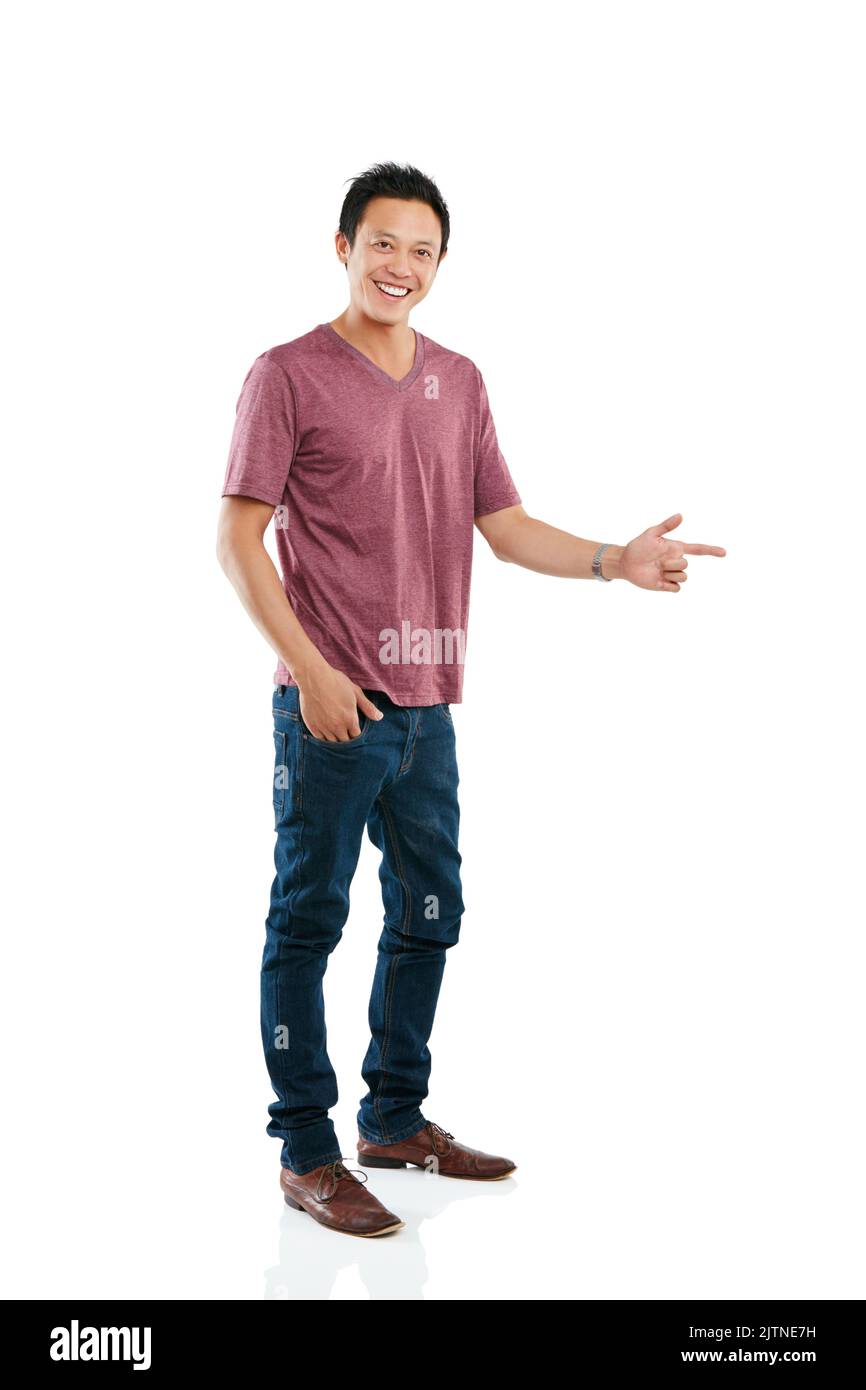 Che cosa mettereste in questo spazio. Studio ritratto di un giovane uomo che punta in bianco copyspace mentre si trova su uno sfondo bianco. Foto Stock