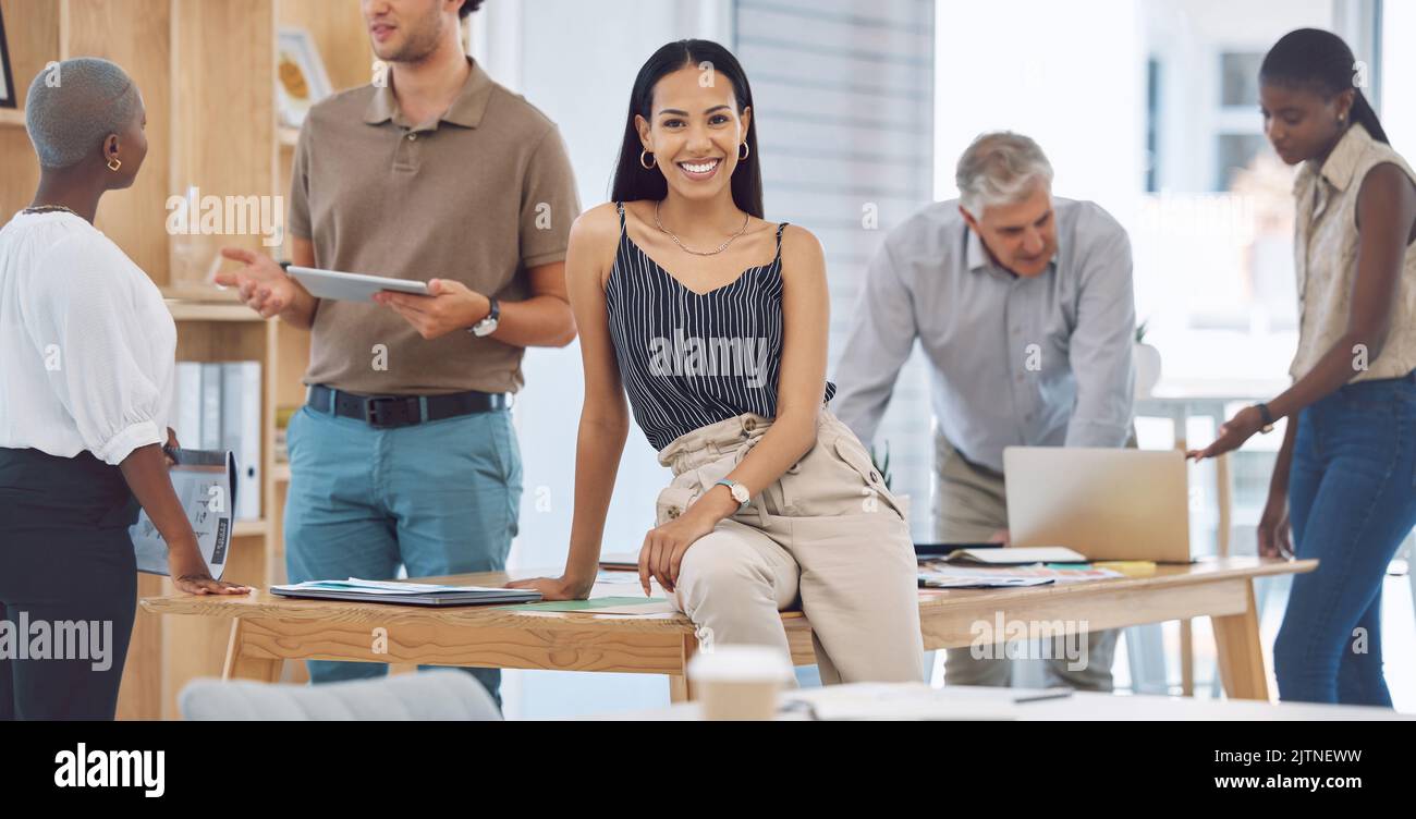 Ritratto facciale di designer creativi che lavorano in un ufficio moderno, collaborazione di team con sorriso sul luogo di lavoro occupato e manager soddisfatto del lavoro di squadra. Estrusione Foto Stock