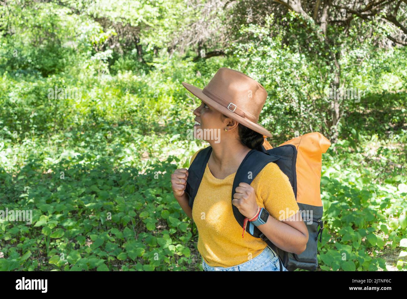 La donna afroamericana gode della libertà nella foresta Foto Stock