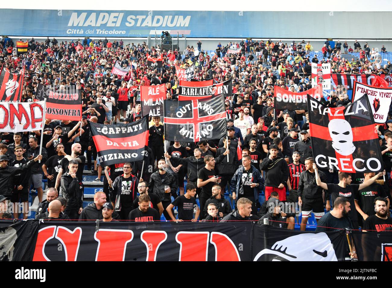 Sassuolo, Italia - 30/08/2022, Foto massimo Paolone/LaPresse 30 Agosto 2022 - Sassuolo, Italia - sport, calcio - Sassuolo vs Milano - Campionato italiano di calcio Serie A TIM 2022/2023 - Stadio Mapei Citt&#xe0; del Tricolore. Nella foto: i tifosi del Milano 30 agosto 2022 Sassuolo, Italia - sport, calcio - Sassuolo vs Milano - Campionato Italiano Serie A Calcio 2022/2023 - Stadio Mapei. Nella foto: Gli appassionati di Milano Foto Stock