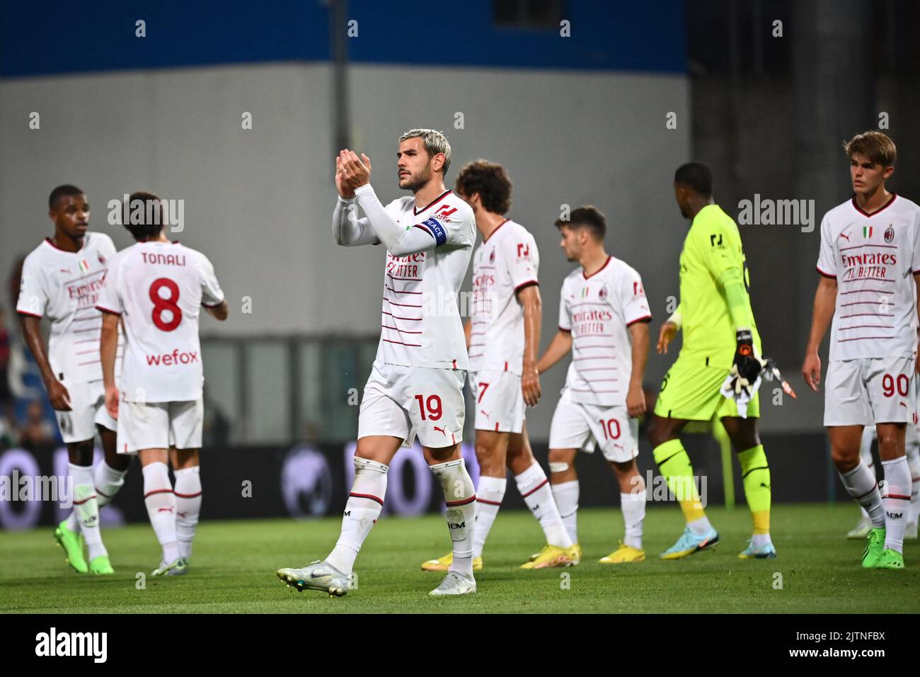 Sassuolo, Italia - 30/08/2022, Foto massimo Paolone/LaPresse 30 Agosto 2022 - Sassuolo, Italia - sport, calcio - Sassuolo vs Milano - Campionato italiano di calcio Serie A TIM 2022/2023 - Stadio Mapei Citt&#xe0; del Tricolore. Nella foto: Theo Hernandez (C. Milano) saluta i tifosi del Milano a fine partita 30 agosto 2022 Sassuolo, Italia - sport, calcio - Sassuolo vs Milano - Campionato Italiano Serie A Calcio 2022/2023 - Stadio Mapei. Nella foto: Theo Hernandez (C.. Milano) saluta i tifosi di Milano alla fine della partita Foto Stock