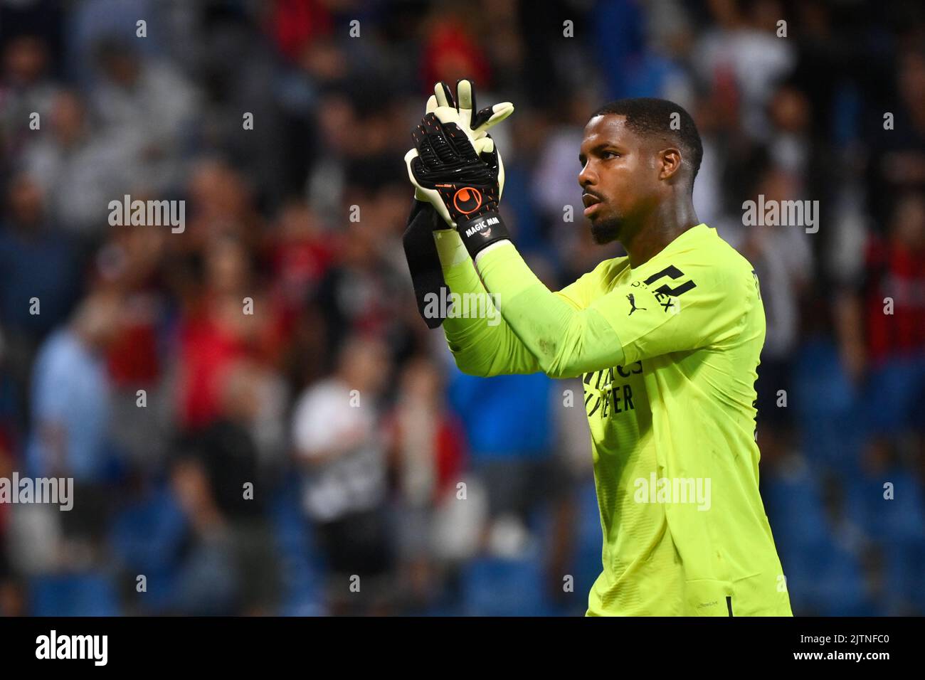 Sassuolo, Italia - 30/08/2022, Foto massimo Paolone/LaPresse 30 Agosto 2022 - Sassuolo, Italia - sport, calcio - Sassuolo vs Milano - Campionato italiano di calcio Serie A TIM 2022/2023 - Stadio Mapei Citt&#xe0; del Tricolore. Nella foto: Mike Maignan (C. Milano) saluta i tifosi del Milano a fine partita 30 agosto 2022 Sassuolo, Italia - sport, calcio - Sassuolo vs Milano - Campionato Italiano Serie A Calcio 2022/2023 - Stadio Mapei. Nella foto: Mike Maignan (C. Milano) saluta i tifosi di Milano alla fine della partita Foto Stock