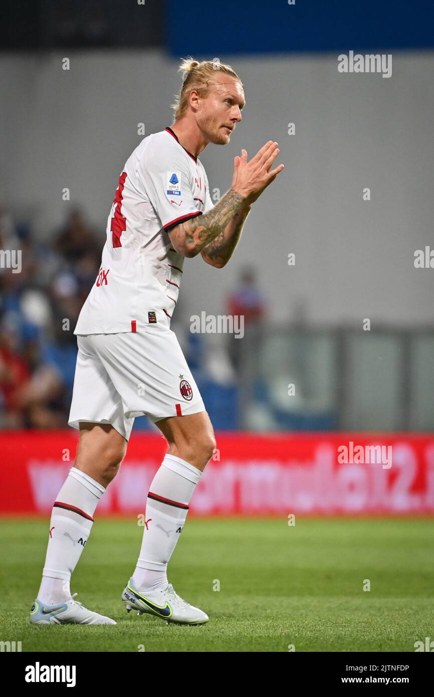 Sassuolo, Italia - 30/08/2022, Foto massimo Paolone/LaPresse 30 Agosto 2022 - Sassuolo, Italia - sport, calcio - Sassuolo vs Milano - Campionato italiano di calcio Serie A TIM 2022/2023 - Stadio Mapei Citt&#xe0; del Tricolore. Nella foto: Simon Kjaer (c.c. Milano) saluta i tifosi del Milano 30 agosto 2022 Sassuolo, Italia - sport, calcio - Sassuolo vs Milano - Campionato Italiano Serie A Calcio 2022/2023 - Stadio Mapei. Nella foto: Simon Kjaer (c.c. Milano) saluta gli appassionati di Milano Foto Stock