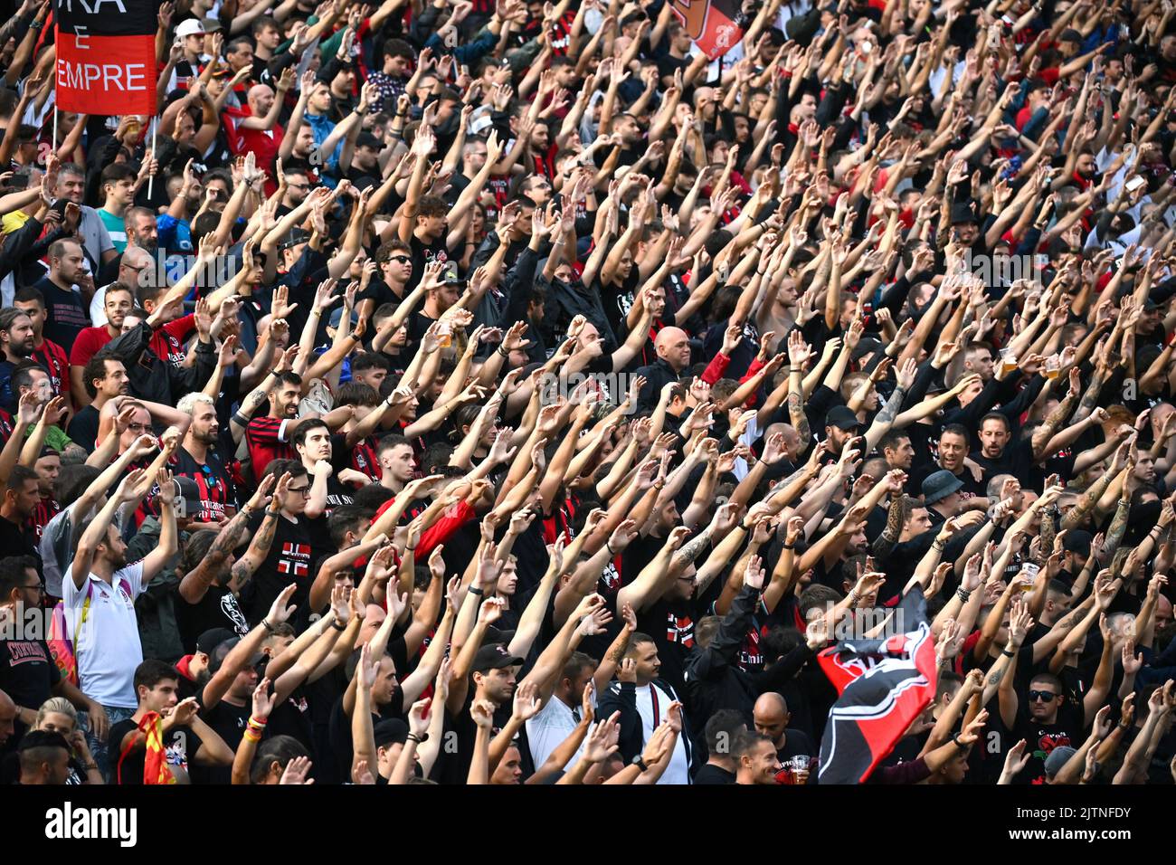 Sassuolo, Italia - 30/08/2022, Foto massimo Paolone/LaPresse 30 Agosto 2022 - Sassuolo, Italia - sport, calcio - Sassuolo vs Milano - Campionato italiano di calcio Serie A TIM 2022/2023 - Stadio Mapei Citt&#xe0; del Tricolore. Nella foto: i tifosi del Milano 30 agosto 2022 Sassuolo, Italia - sport, calcio - Sassuolo vs Milano - Campionato Italiano Serie A Calcio 2022/2023 - Stadio Mapei. Nella foto: Gli appassionati di Milano Foto Stock