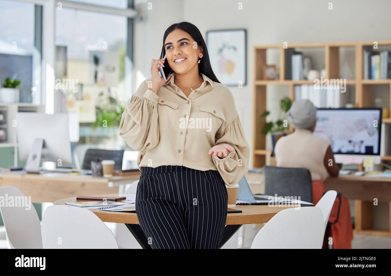 Donna d'affari, leader o manager durante una telefonata in ufficio di scrittura di contenuti sui social media. Media online, blog sullo stile di vita e servizio di notizie globale Foto Stock
