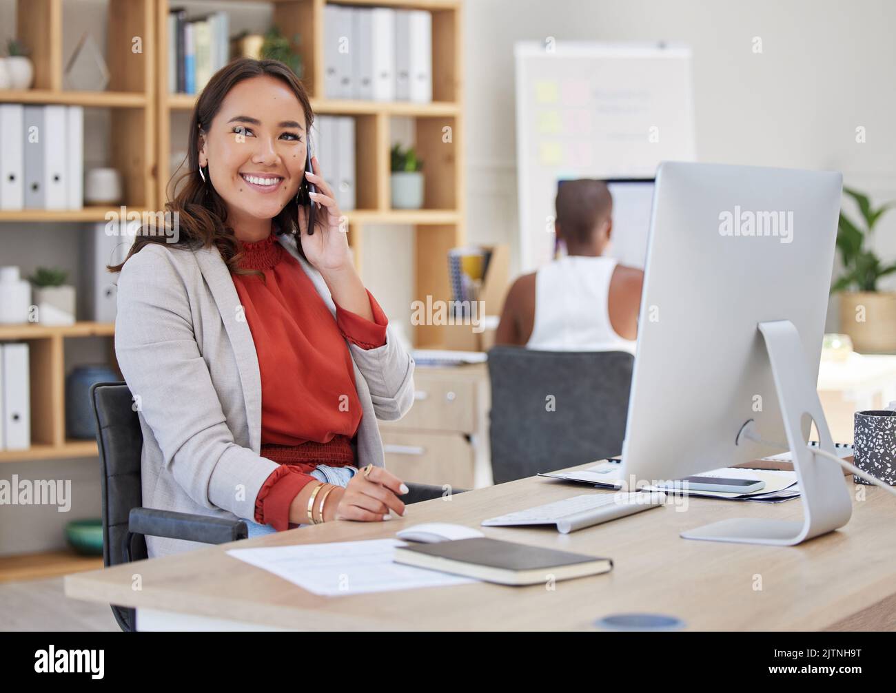 Donna d'affari che parla al telefono, comunicazione felice e conversazione in agenzia startup. Sorriso, visione e creativo asiatico designer, imprenditore Foto Stock