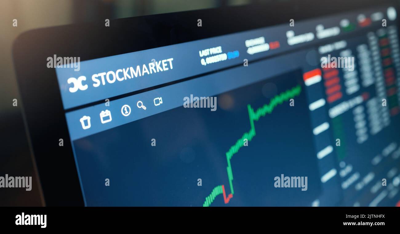 Mercato azionario, digitale e cripto di bitcoin blockchain grafici nel trading online e schermo che mostra l'aumento del profitto. Dati ai della valuta forex per Foto Stock