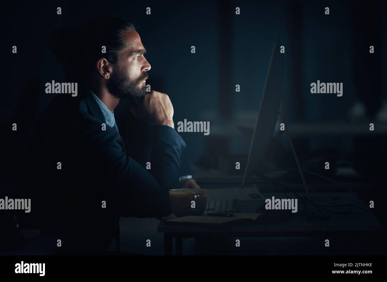 Programmatore digitale, cyber sicurezza e programmatore con computer thinking e progettazione di web design di notte. Ingegnere, sviluppatore e uomo che lavora Foto Stock