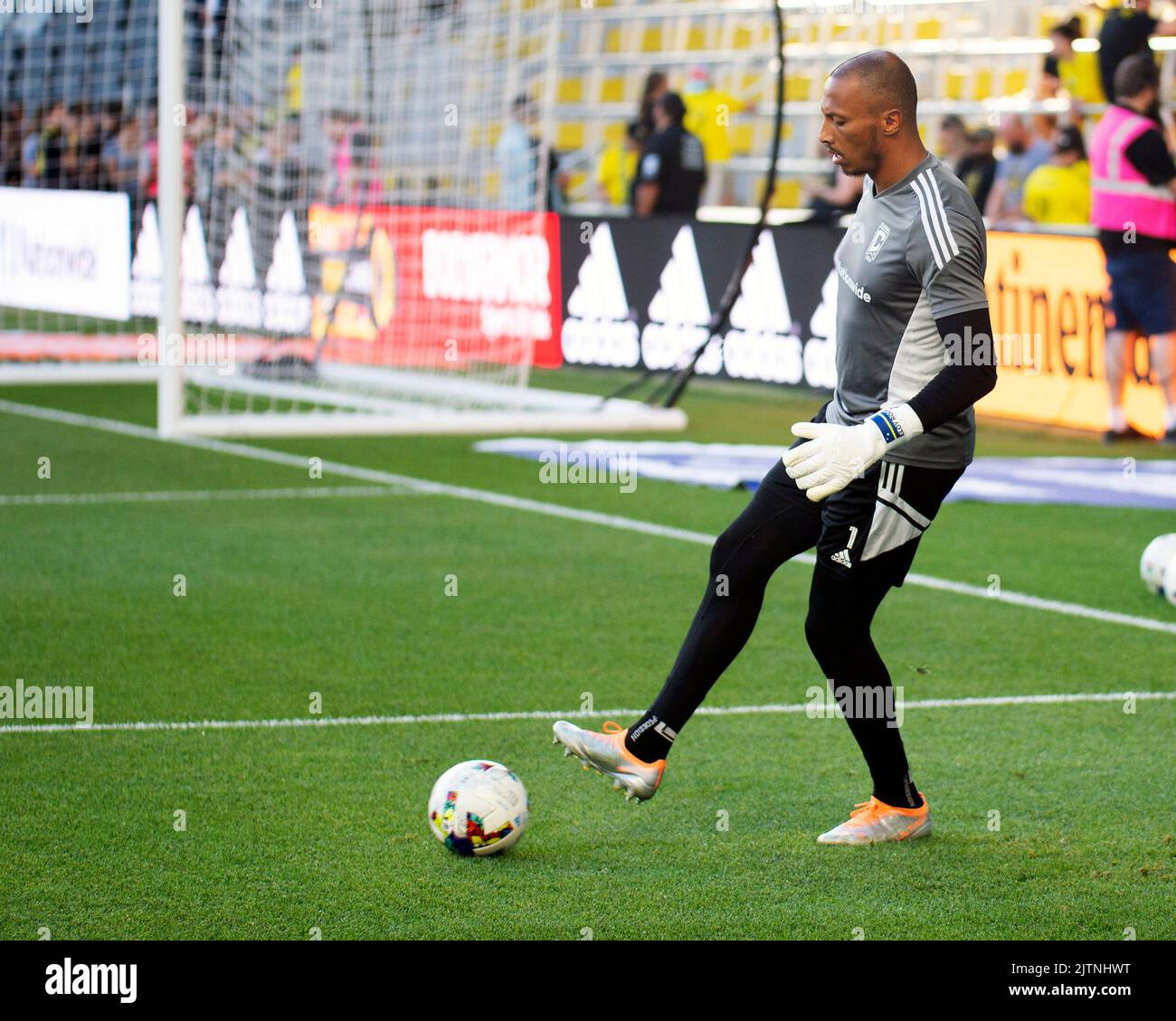 Columbus, Ohio. 31 agosto 2022: Il portiere della squadra Columbus Eloy Room (1) gestisce la palla durante i warm up prima di affrontare l'Inter Miami nella loro partita a Columbus, Ohio. Brent Clark/CSM Foto Stock