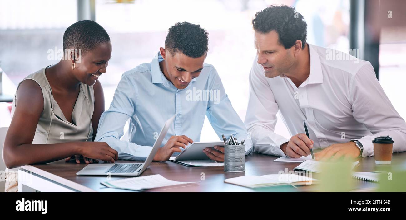 Marketing su diversità, lavoro di squadra e tablet digitali nelle riunioni aziendali, nella collaborazione e nella pianificazione delle strategie in ufficio. Sorridere, felici o innovativi Foto Stock