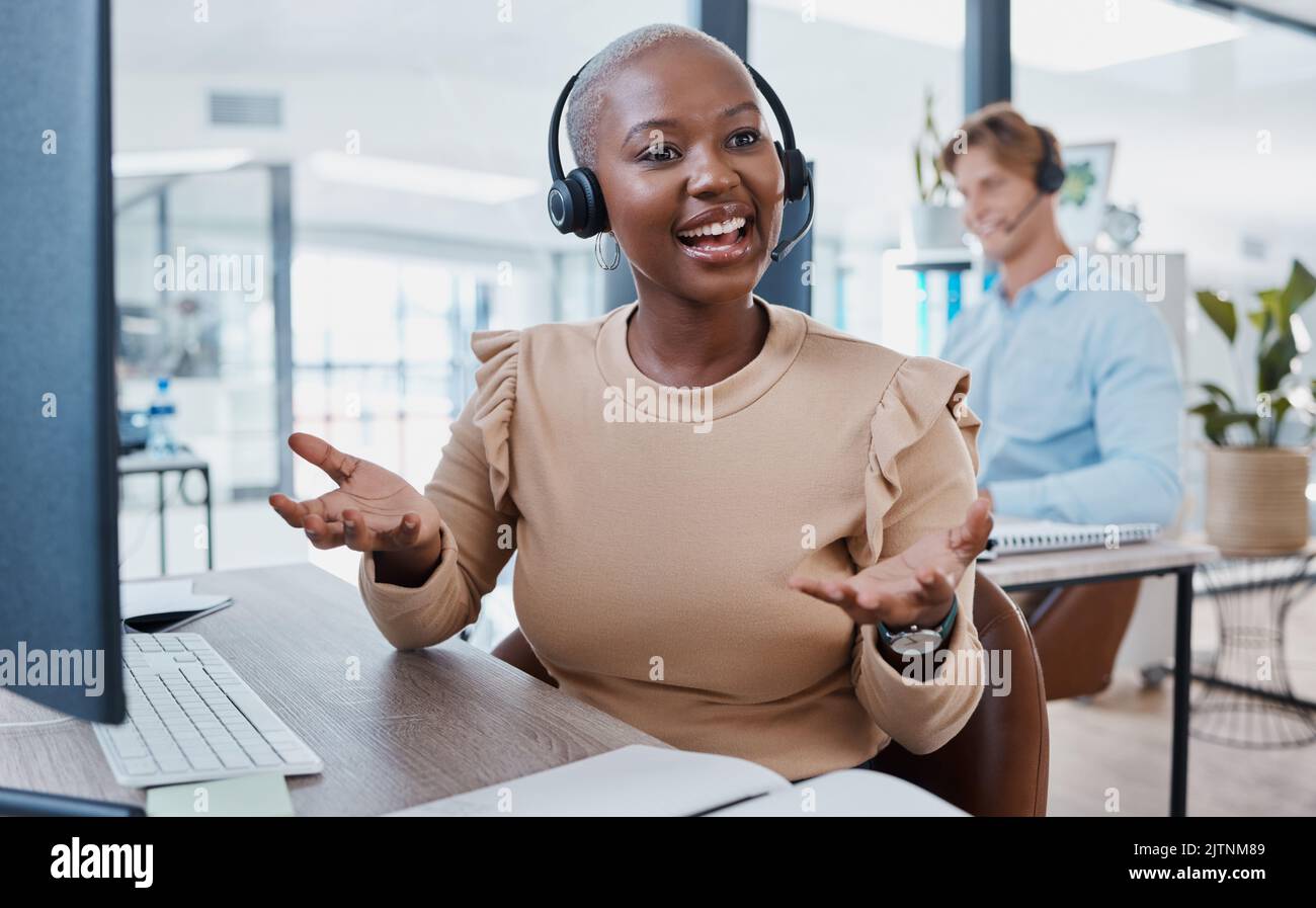 Assistenza clienti CRM online, servizio e agente di telemarketing tramite una chiamata di assistenza via Internet in ufficio. Buon consulente di call center digitali per la consulenza tecnica Foto Stock